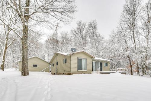 Manistique Lake Retreat with Dock! semasa musim sejuk