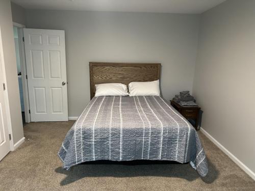 une chambre avec un lit avec une couette bleue et blanche dans l'établissement The red cottage of Erlanger, à Lexington