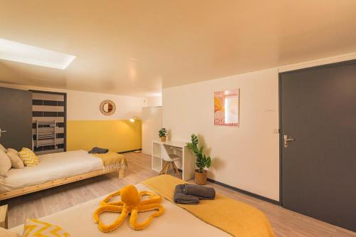 une chambre avec deux lits et un bureau dans l'établissement Le Pastel - 10 couchages - proche Cathédrale, à Reims