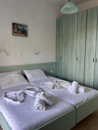 a bed with white towels on top of it at Corfù Appartamenti Dellis - Close to the beach in Káto Spílaion