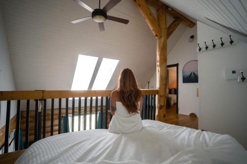 Una cama o camas en una habitación de Cozy Log Cabin with Spa - 3 min of Tremblant