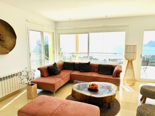 Un lugar para sentarse en Seaview 6br villa with private pool