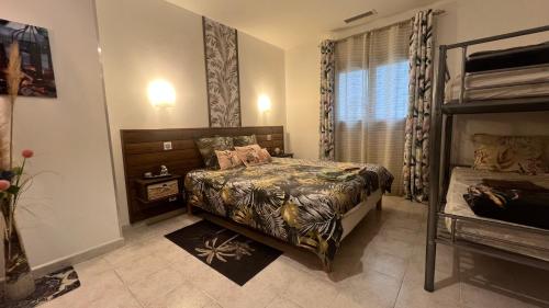 Ένα ή περισσότερα κρεβάτια σε δωμάτιο στο Chambres d'hôtes Le Saint Victor - Provence, Vaucluse