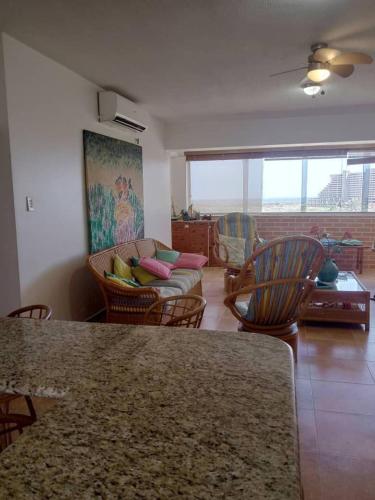 ein Wohnzimmer mit Sofa und Tisch in der Unterkunft Apto en Porlamar - Nueva esparta, a 5 min de playa Concorde in Porlamar