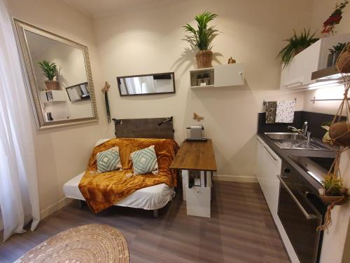 Cette petite chambre comprend un lit et un lavabo. dans l'établissement Studio au cœur du vieux Nice, à Nice