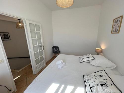une chambre avec un lit blanc dans une pièce dans l'établissement Charming seaside house 2 bedrooms, à Marseille