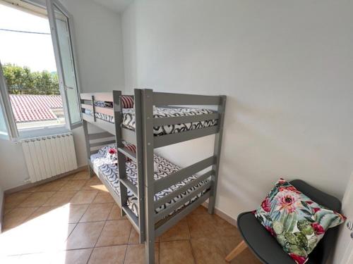 - un escalier en colimaçon dans une chambre avec fenêtre dans l'établissement Charming seaside house 2 bedrooms, à Marseille