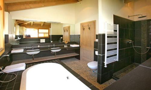 a bathroom with four sinks and a toilet and a shower at Clubhotel Hinterthal Am Florysee 6 in Hinterthal