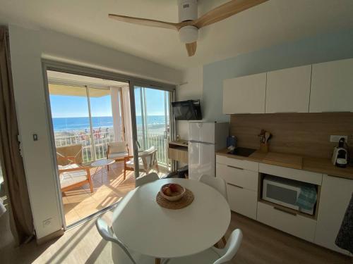 une cuisine avec une table et une vue sur l'océan dans l'établissement Studio spacieux 2 personnes avec parking, proche plage - Barcarès - FR-1-81-567, au Barcarès