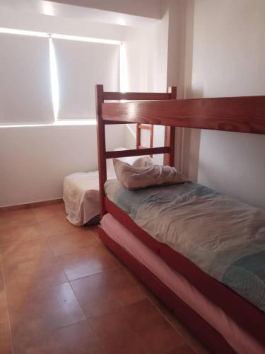ein Schlafzimmer mit zwei Etagenbetten in einem Zimmer in der Unterkunft Apto en Porlamar - Nueva esparta, a 5 min de playa Concorde in Porlamar