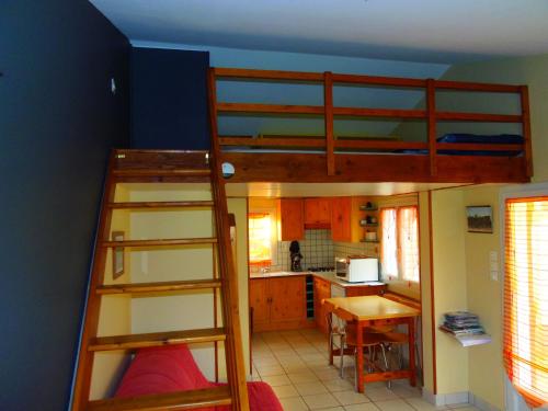 Cette chambre comprend des lits superposés et une cuisine. dans l'établissement a 10 mn d Angers maisonnette independante, à Brain-sur-lʼAuthion