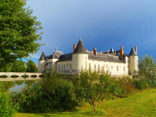 un grand château au-dessus d'une rivière dans l'établissement a 10 mn d Angers maisonnette independante, à Brain-sur-lʼAuthion
