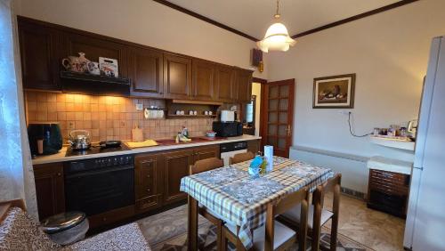 Cucina o angolo cottura di Family-friendly apartment in a village house 25 km and 30 mins away from Thessaloniki