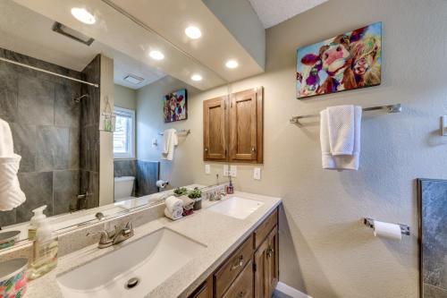 Ένα μπάνιο στο Ruidoso Home with Patio, Walk to Restaurants!
