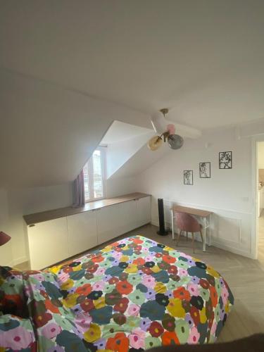 une chambre avec un lit et un ventilateur de plafond dans l'établissement Parisian style 10 min from Paris, à Aubervilliers