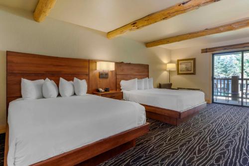 Postel nebo postele na pokoji v ubytování Best Western Ponderosa Lodge