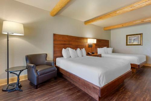 Postel nebo postele na pokoji v ubytování Best Western Ponderosa Lodge