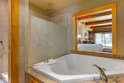 Koupelna v ubytování Best Western Ponderosa Lodge