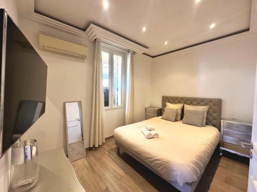 une chambre avec un lit avec un ours en peluche dessus dans l'établissement 2 bedrooms with see view, à Cannes