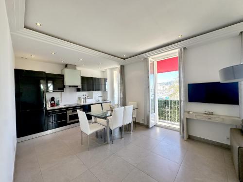 une cuisine et une salle à manger avec une table et des chaises dans l'établissement 2 bedrooms with see view, à Cannes