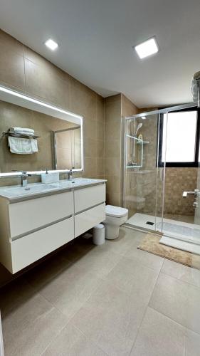 a bathroom with a sink and a shower and a toilet at Apartamento Luxury in Valencia
