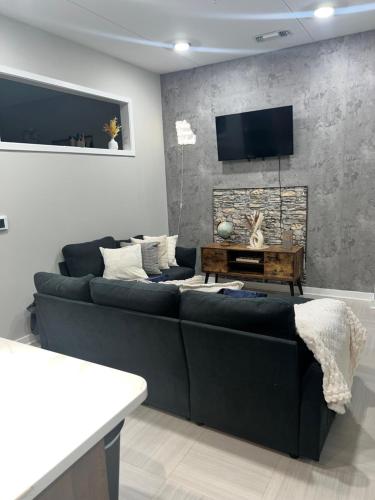 Телевизор и/или развлекательный центр в 1 Bedroom Luxury Apartment