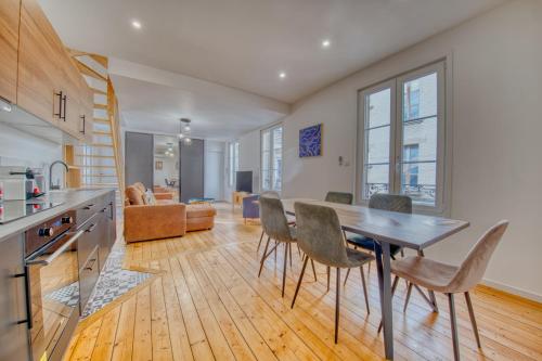 une cuisine et une salle à manger avec une table et des chaises dans l'établissement Antibes, à Reims