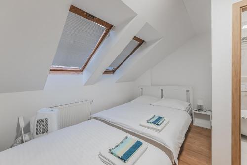 Ένα ή περισσότερα κρεβάτια σε δωμάτιο στο Flat Near Prague Castle Stylish & Prime Location 5