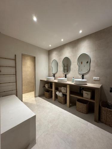 La salle de bains est pourvue de 3 lavabos et de miroirs sur le mur. dans l'établissement Casa Dolce Follia Corsica, near beach , vue sur le Maquis , Corse du sud, à Lecci