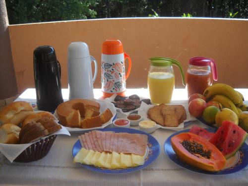 einen Tisch mit einem Haufen verschiedener Frühstückslebensmittel in der Unterkunft Pousada Chácara Mamma Gaia in Foz do Iguaçu