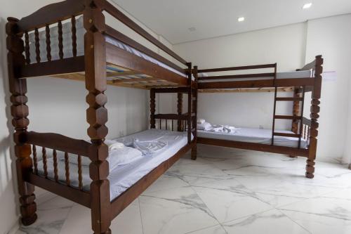 a bedroom with two bunk beds in a room at Cobertura a beira mar com piscina e churrasqueira in Praia Grande