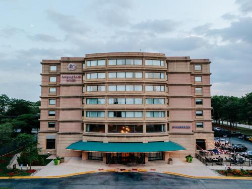 a hotel building with a large building at DoubleTree Suites by Hilton Hotel & Conference Center Chicago-Downers Grove in Downers Grove