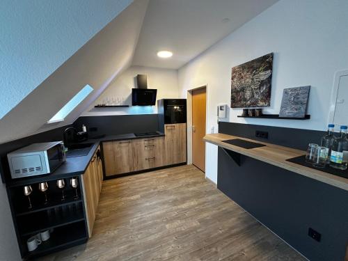 una cocina con fregadero y encimera en Pro Home Mara, en Bad Oeynhausen