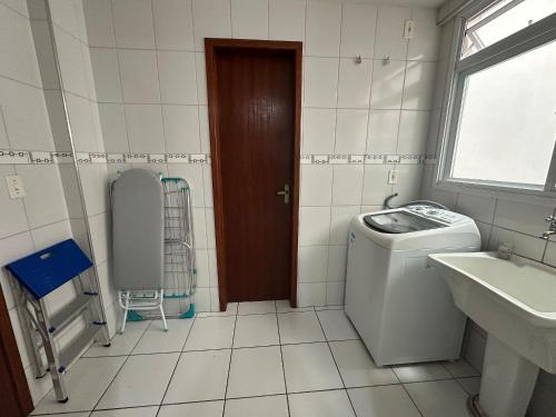 a bathroom with a washing machine and a sink at Ap a alguns passos da praia do Bosque | ROGR207 in Rio das Ostras