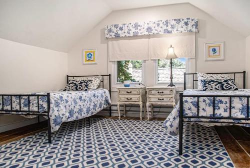 Un dormitorio con dos camas y una ventana. en Classic 4BR Bowery Hill Gem Near Top Spots, en Omaha