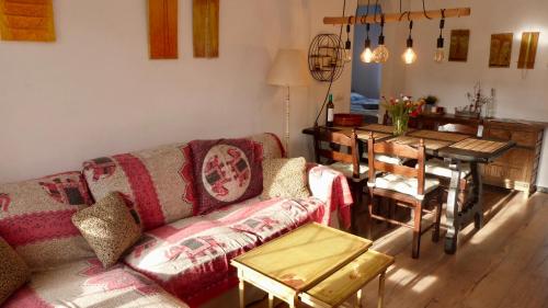 een woonkamer met een bank en een tafel bij Casa Límon in Torredembarra