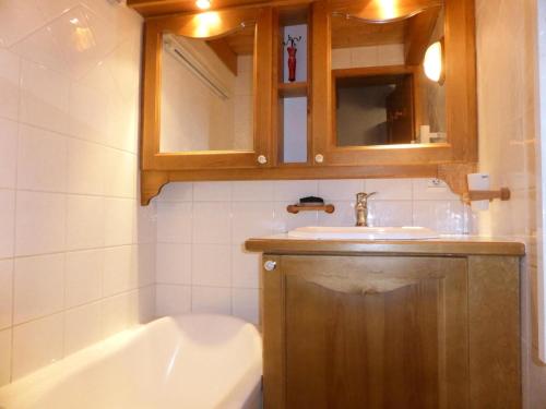 une salle de bain avec un lavabo et une baignoire dans l'établissement Résidence Les Hauts De Chavants - Hauts de Chavants Albert 1er 13 MAE-6404, aux Houches