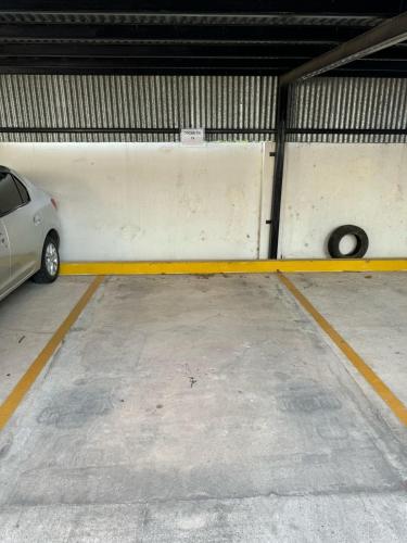 a parking garage with a car parked in it at Zafiro VI Microcentro Con Cochera Gratis in Santa Fe