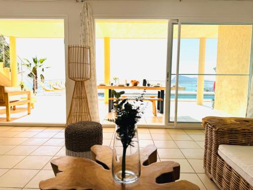 Un lugar para sentarse en Seaview 6br villa with private pool