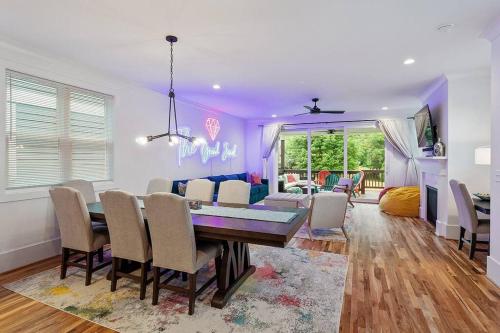 Un comedor con una mesa y algunas sillas. en Home Near Lenovo Center and Carter Finley, en Raleigh