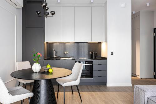 Foto CHRONOS APARTAMENTY with Parking and Air Conditioning in Warsaw Wola by Renters Prestige 3
