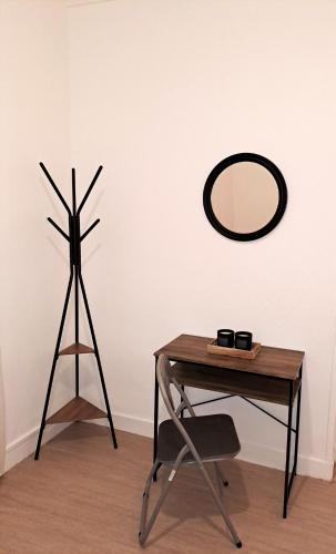 un miroir sur un tripode à côté d'une table avec un miroir dans l'établissement Chambre privée proche de Paris, à Argenteuil