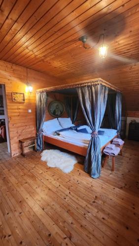 ŠtefanováにあるSvatoplukovo královstvíの木製の部屋にベッド1台が備わるベッドルーム1室があります。