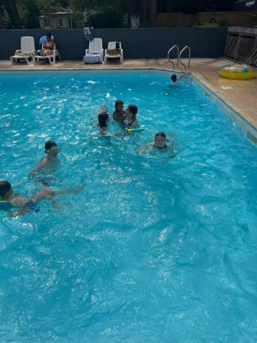 - une piscine pour un groupe d'enfants dans l'établissement Mobile home 6 personnes 3 chambres tout confort, à Camiers