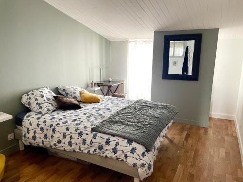 une chambre avec un lit, une table et une fenêtre dans l'établissement Maison des Alouettes, à Sainte-Marie de Ré