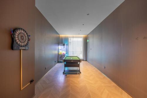 a room with a pool table in the middle of it at G5 Shang Hotel - Kunming Railway Station Huan Cheng Nan Road Metro Station Branch in Kunming