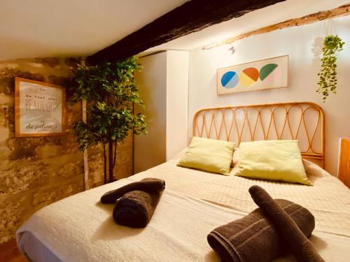 une chambre avec un lit avec des serviettes dessus dans l'établissement Cosi studio duplex Teinturiers - WIFI - CLIM -, à Avignon