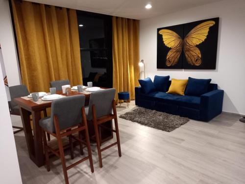 a living room with a table and a blue couch at Ejecutivo y ubicado pool gym security in Hércules
