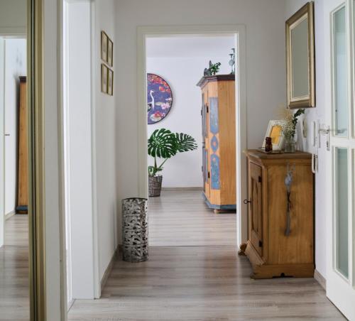 a hallway with a door leading into a room with a plant at Ferienwohnung am Marktplatz in Bad Reichenhall