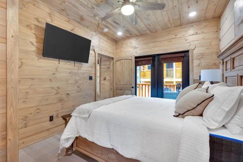 Gallery image of Honeybear Hideaways - Luxury and Spacious Cabin in Smoky Mountain with Indoor Pool, Hot Tub and Game Room in Pigeon Forge